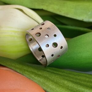 Bague à trous (et brillants!)