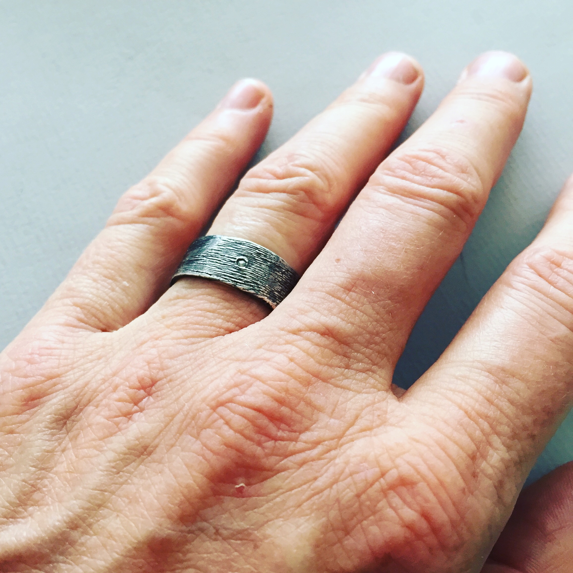 Bague unisexe, striée avec un brillant – Image 2