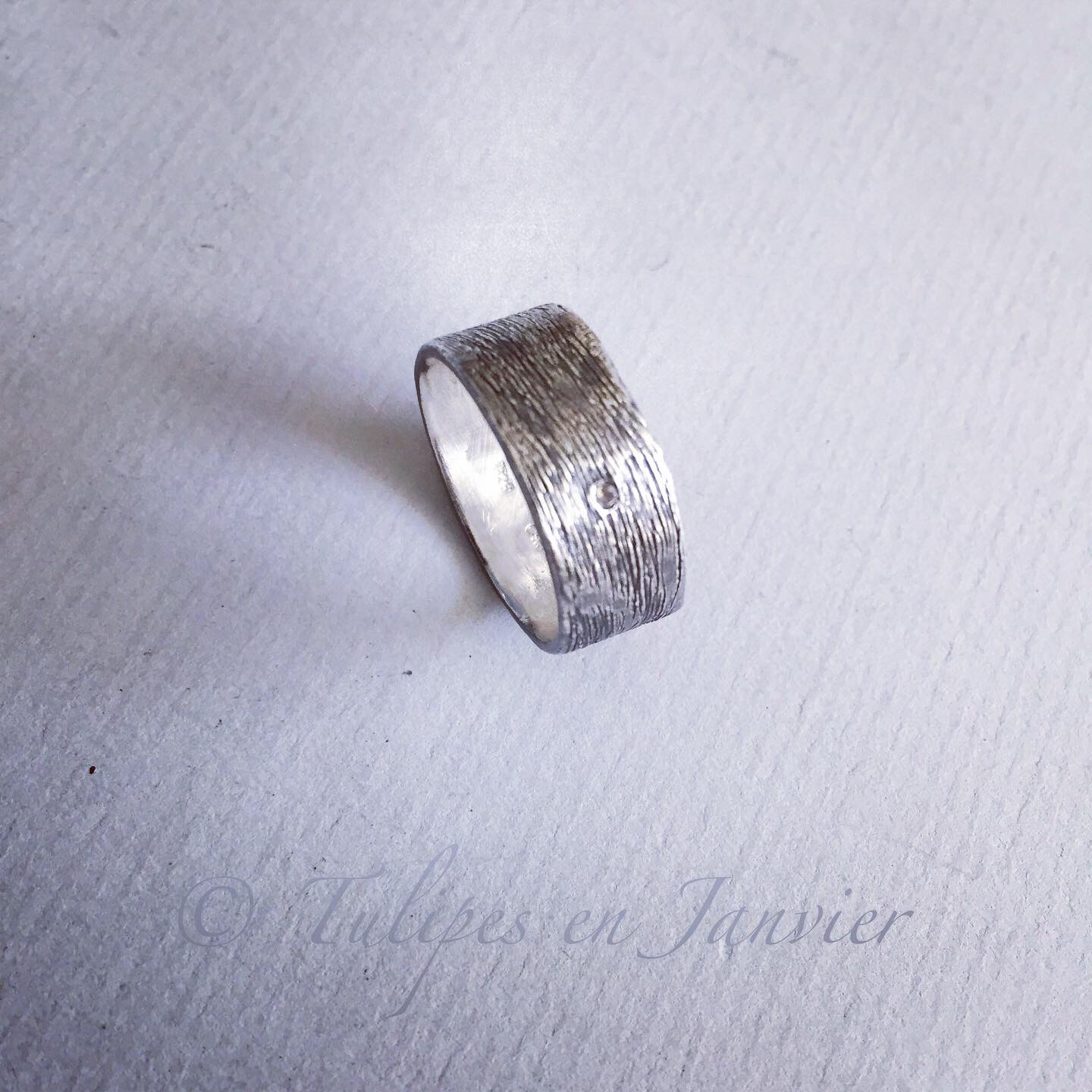 Bague unisexe, striée avec un brillant
