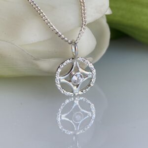 Pendentif "Rose des vents" et oxyde de zirconium blanc