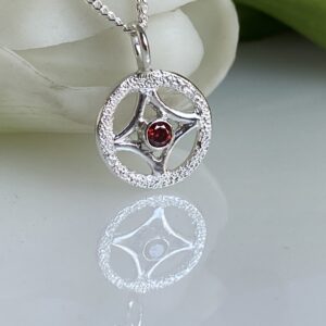 Pendentif "rose des vents" et oxyde de zirconium rouge